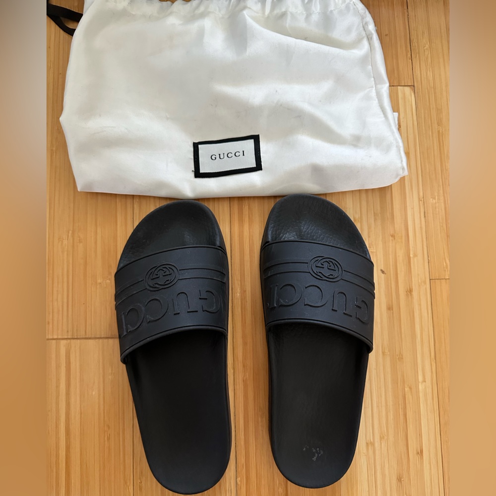Gucci interlocking logo rubber slides